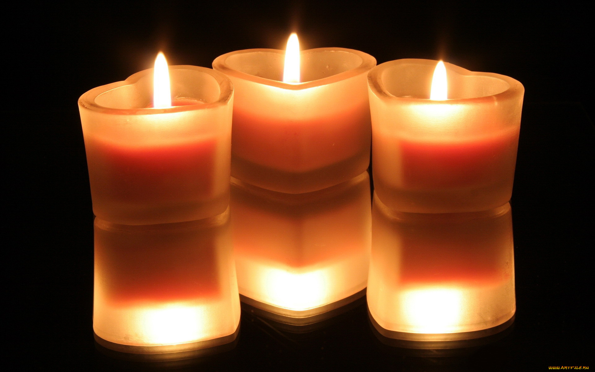 Свечк. Красивые свечи. Зажженная свеча. Горящие свечи. Три горящие свечи.